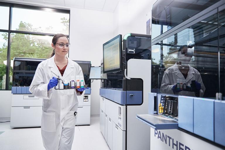 Técnico caminando por el laboratorio