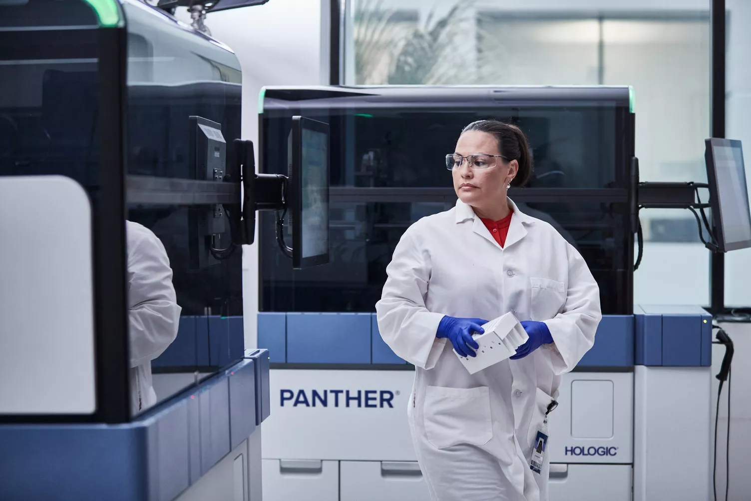 Auxiliar de laboratorio observando sistemas Panther en un laboratorio