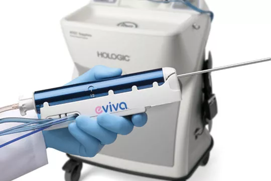 Sistema de biopsia de mama sobre fondo blanco