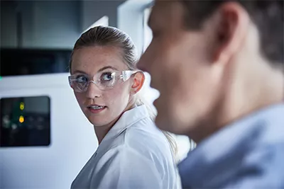 Imagen de una mujer y un hombre en un laboratorio